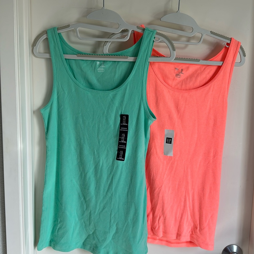 NWT/NWOT GAP TANKS LARGE